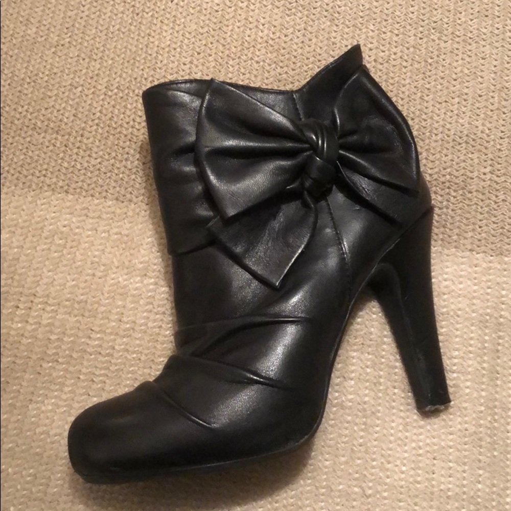 Cute booties with bow accent